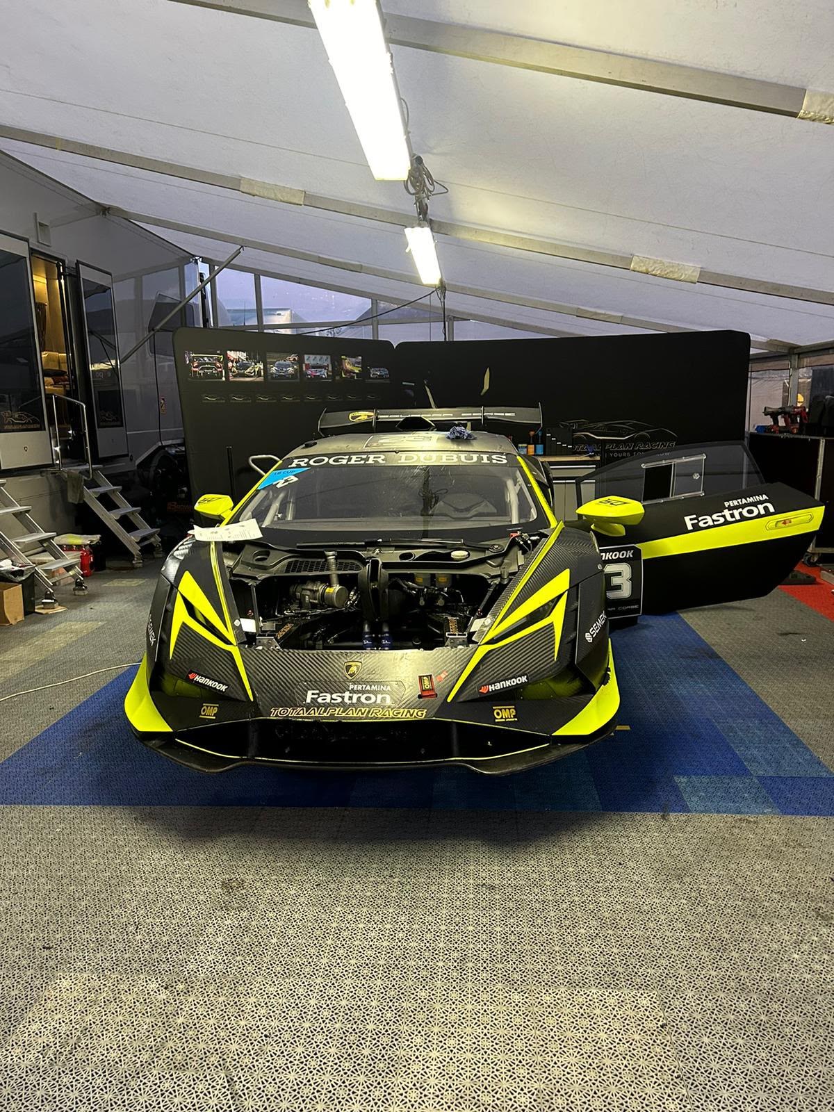 Professionele paddock en racewagen