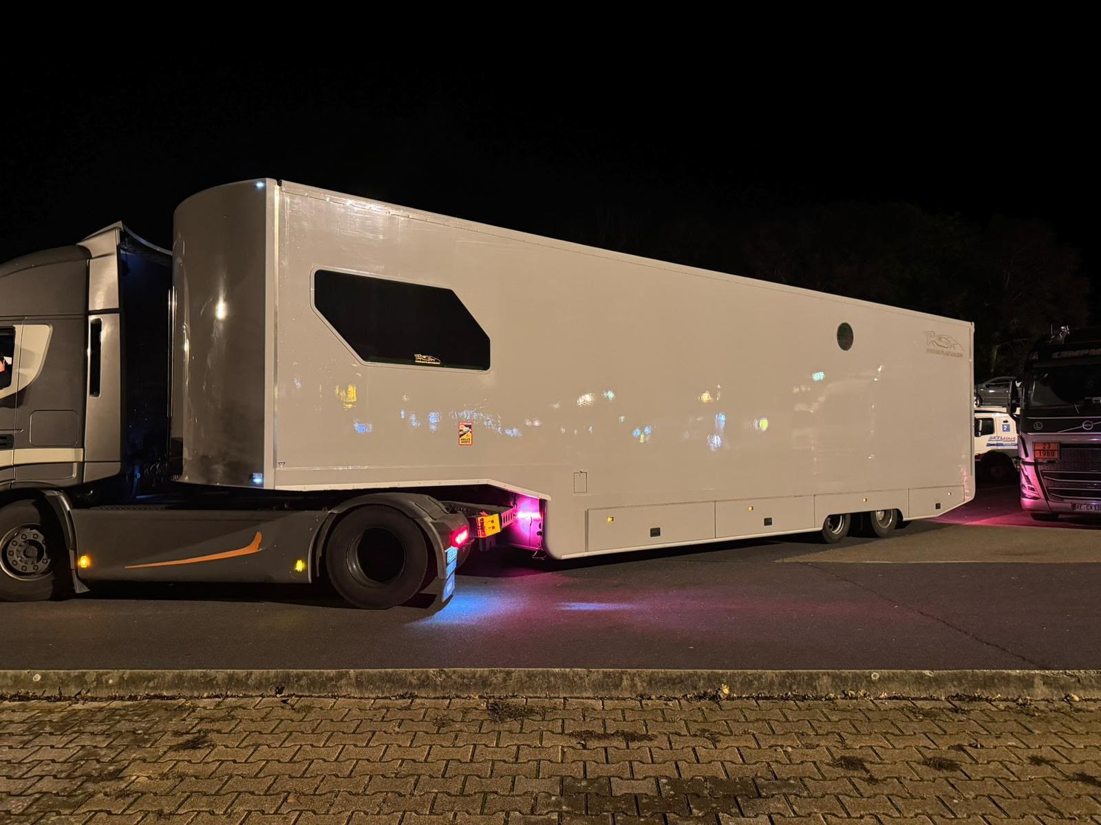 Vrachtwagen en transporttrailer